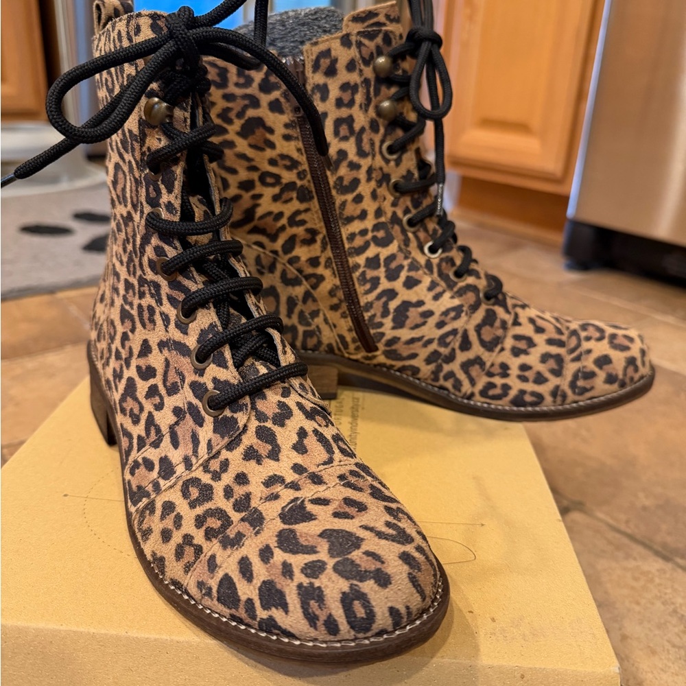 Unity in diversity Leopard Print Lace-Up Ankle Boots